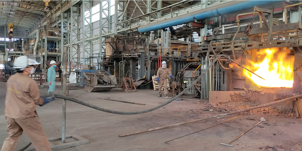 Công nhân Chi nhánh Luyện đồng Lào Cai trong ca sản xuất. Công nhân Chi nhánh Luyện đồng Lào Cai trong ca sản xuất.