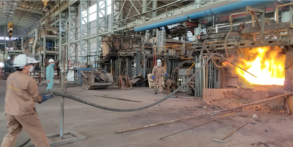 Công nhân Chi nhánh Luyện đồng Lào Cai trong ca sản xuất.