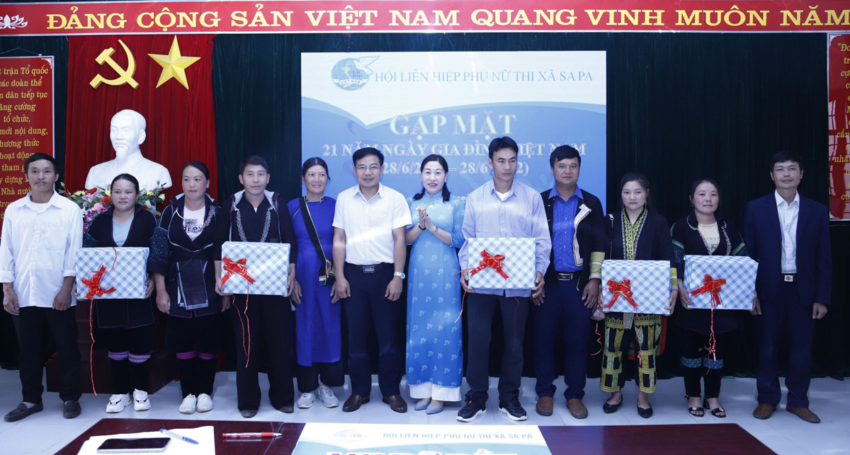 Trao quà cho các gia đình tại buổi gặp mặt.