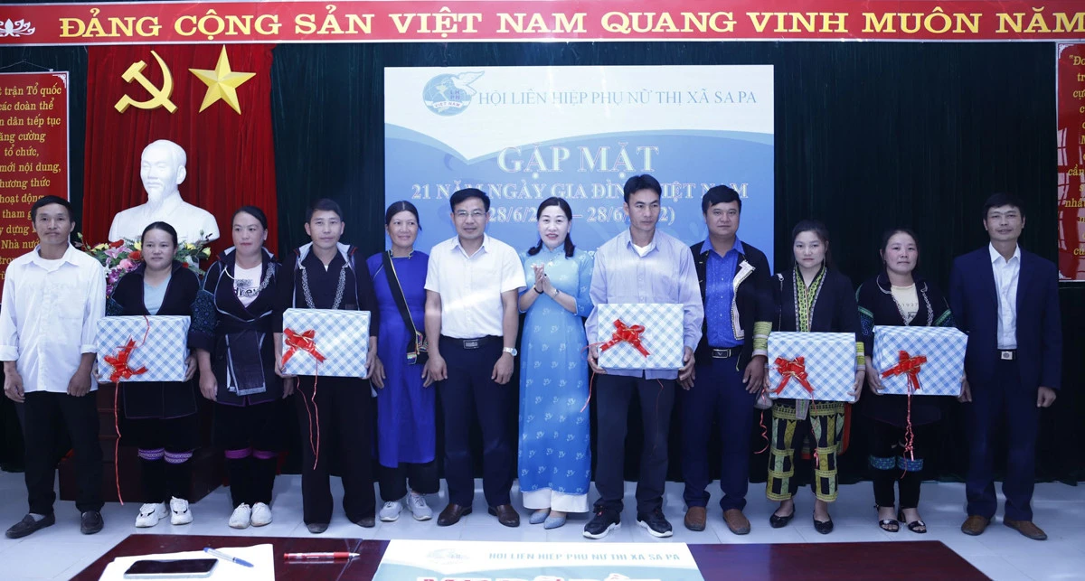 Trao quà cho các gia đình tại buổi gặp mặt.