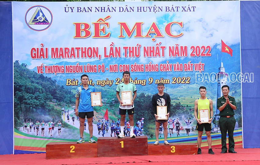 Bế mạc Giải chạy bán Marathon “Về thượng nguồn Lũng Pô - Nơi con sông Hồng chảy vào đất Việt” năm 2022 ảnh 9