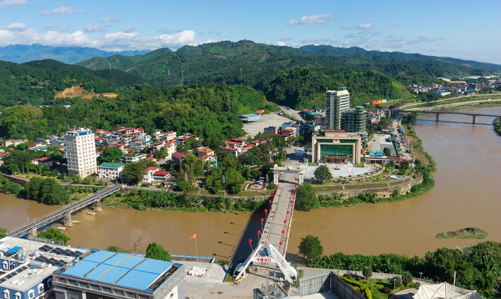 Khu vực Cửa khẩu Quốc tế Lào Cai hiện có 2 cầu Hồ Kiều kết nối với nước bạn Trung Quốc, góp phần thúc đẩy giao thương.