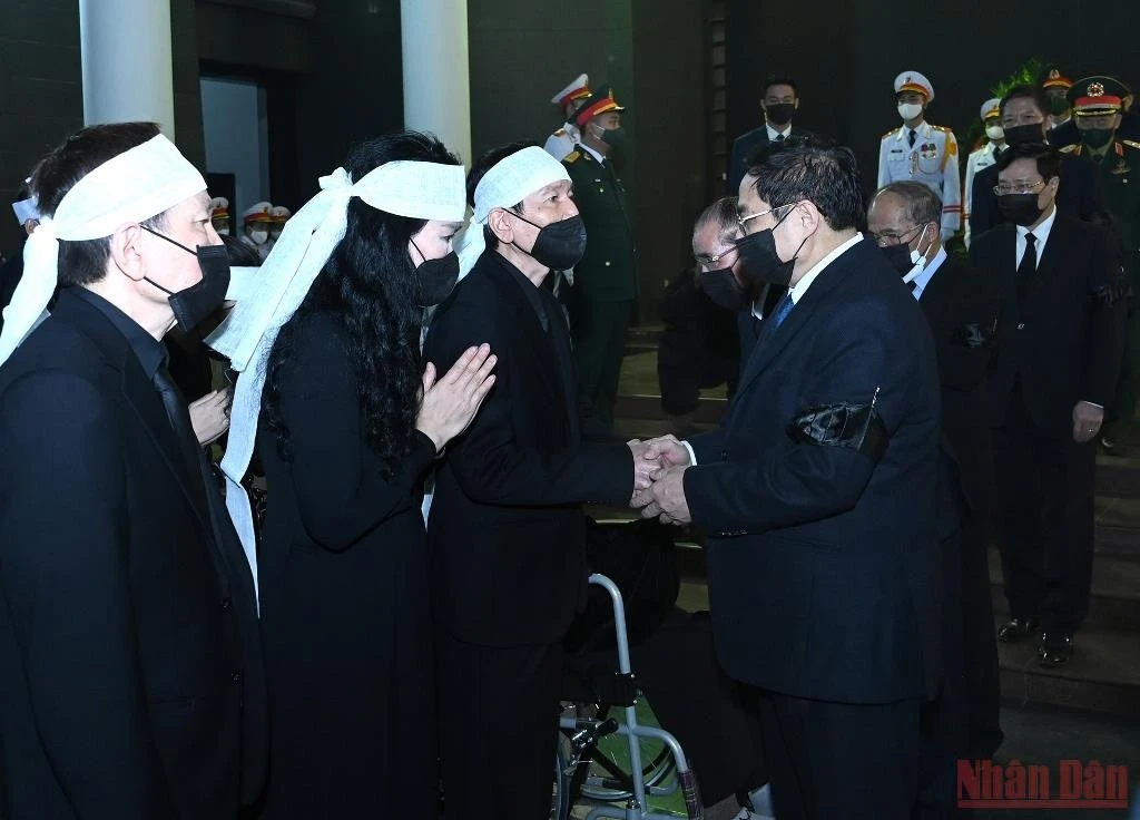 Linh cữu đồng chí Nguyễn Côn, nguyên Bí thư Trung ương Đảng, nguyên Phó Thủ tướng Chính phủ quàn tại Nhà tang lễ Quốc gia, số 5 Trần Thánh Tông, thành phố Hà Nội. Đồng chí Nguyễn Côn (bí danh Nam); sinh ngày 15/5/1916, tại xã Thanh Lâm, huyện Thanh Chương, tỉnh Nghệ An; thường trú tại tổ dân phố 6, phường Trần Hưng Đạo, quận Hoàn Kiếm, thành phố Hà Nội. Đoàn Ban Chấp hành Trung ương Đảng do Thủ tướng Chính phủ Phạm Minh Chính dẫn đầu viếng đồng chí Nguyễn Côn. Tổng Bí thư Nguyễn Phú Trọng gửi vòng hoa kính viếng. Các đồng chí lãnh đạo, nguyên lãnh đạo Đảng, Nhà nước viếng đồng chí Nguyễn Côn. Thủ tướng Phạm Minh Chính chia buồn với gia quyến đồng chí Nguyễn Côn. Đoàn Chính phủ nước CHXHCN Việt Nam do Thủ tướng Phạm Minh Chính dẫn đầu viếng nguyên Phó Thủ tướng Chính phủ Nguyễn Côn. Thủ tướng Phạm Minh Chính ghi sổ tang tại lễ viếng. Đoàn Quốc hội nước CHXHCN Việt Nam do Phó Chủ tịch Quốc hội Nguyễn Đức Hải dẫn đầu viếng nguyên Phó Thủ tướng Chính phủ Nguyễn Côn. Phó Chủ tịch Quốc hội Nguyễn Đức Hải; Tổng Thư ký, Chủ nhiệm Văn phòng Quốc hội Bùi Văn Cường chia buồn với gia quyến đồng chí Nguyễn Côn. Đoàn Ủy ban Trung ương Mặt trận Tổ quốc Việt Nam do Phó Chủ tịch Ủy ban Trung ương Mặt trận Tổ quốc Việt Nam Ngô Sách Thực dẫn đầu viếng nguyên Phó Thủ tướng Nguyễn Côn. Đoàn Đại sứ quán Lào tại Việt Nam viếng nguyên Phó Thủ tướng Nguyễn Côn. Lễ viếng đồng chí Nguyễn Côn diễn ra từ 8 giờ ngày 13/1; lễ truy điệu lúc 10 giờ 30 phút và lễ an táng từ 13 giờ cùng ngày tại Nghĩa trang Mai Dịch, thành phố Hà Nội.