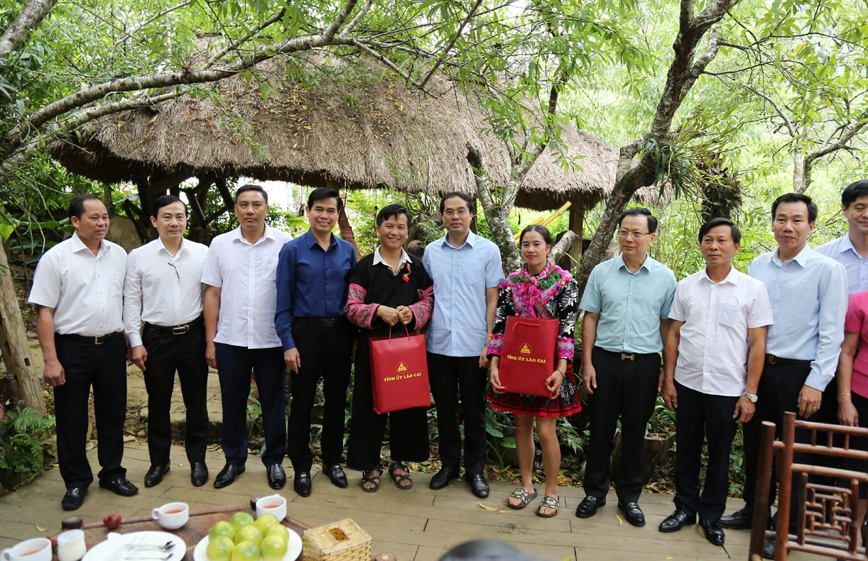 Đoàn công tác tỉnh Lào Cai khảo sát, trao đổi kinh nghiệm sản xuất nông nghiệp, du lịch tại tỉnh Sơn La ảnh 12 Đoàn công tác tỉnh Lào Cai khảo sát, trao đổi kinh nghiệm sản xuất nông nghiệp, du lịch tại tỉnh Sơn La ảnh 12