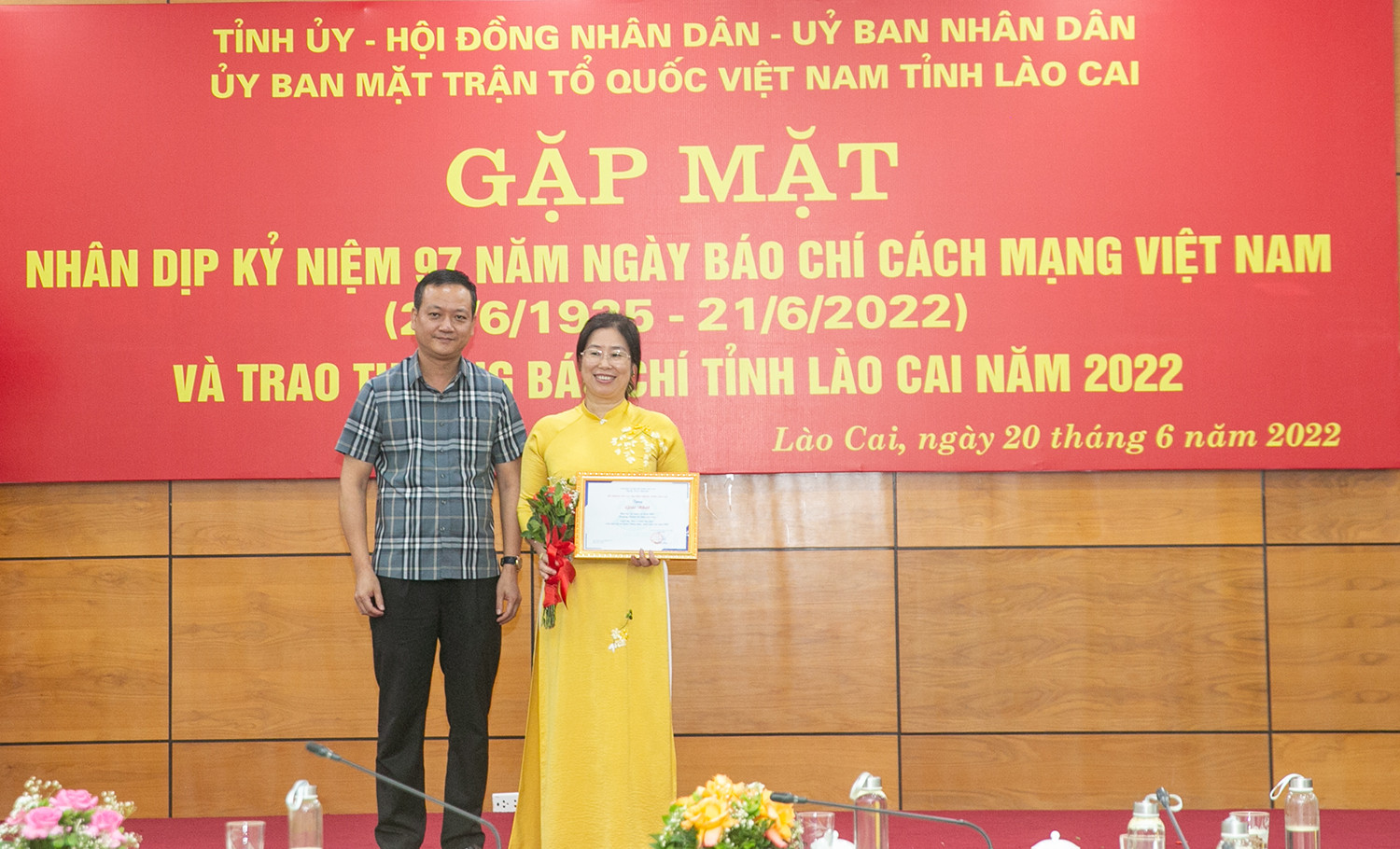 Trao giải Nhất Bìa 1 trình bày đẹp trên bản tin số Xuân Nhâm Dần 2022 cho Bản tin Lý luận và Thực tiễn của Trường Chính trị tỉnh. Trao giải Nhất cho tác giả có bài viết hay về nông thôn mới trên bản tin số Xuân Nhâm Dần 2022.