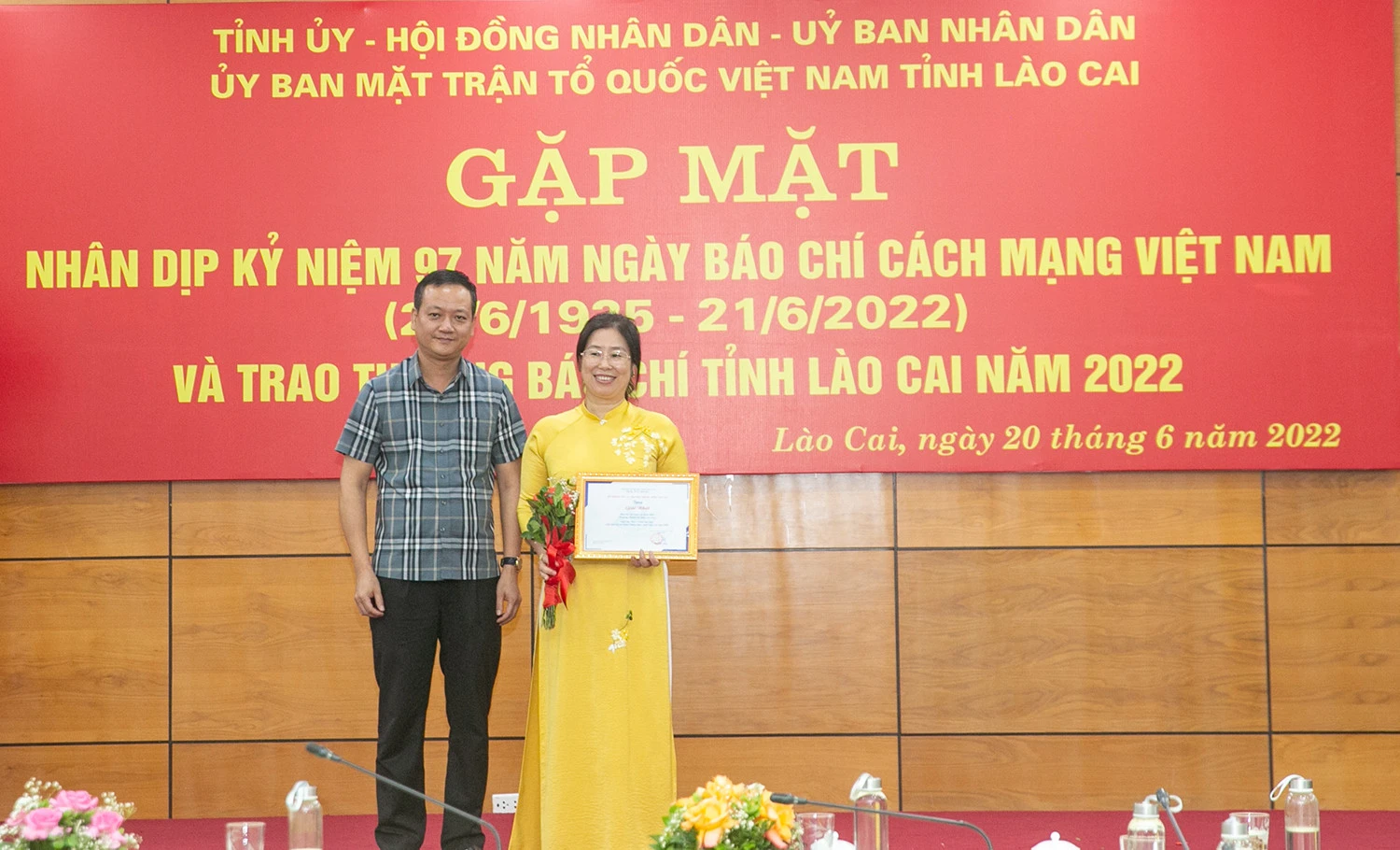 Trao giải Nhất Bìa 1 trình bày đẹp trên bản tin số Xuân Nhâm Dần 2022 cho Bản tin Lý luận và Thực tiễn của Trường Chính trị tỉnh. Trao giải Nhất cho tác giả có bài viết hay về nông thôn mới trên bản tin số Xuân Nhâm Dần 2022.