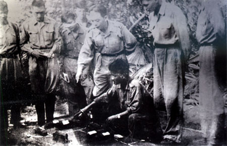 Đại tướng Võ Nguyên Giáp và các cộng sự nghiên cứu sa bàn chuẩn bị đánh đồn Nghĩa Lộ trong chiến dịch Tây Bắc năm 1952. (Ảnh tư liệu) Đại tướng Võ Nguyên Giáp và các cộng sự nghiên cứu sa bàn chuẩn bị đánh đồn Nghĩa Lộ trong chiến dịch Tây Bắc năm 1952. (Ảnh tư liệu)