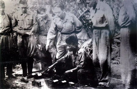 Đại tướng Võ Nguyên Giáp và các cộng sự nghiên cứu sa bàn chuẩn bị đánh đồn Nghĩa Lộ trong chiến dịch Tây Bắc năm 1952. (Ảnh tư liệu)