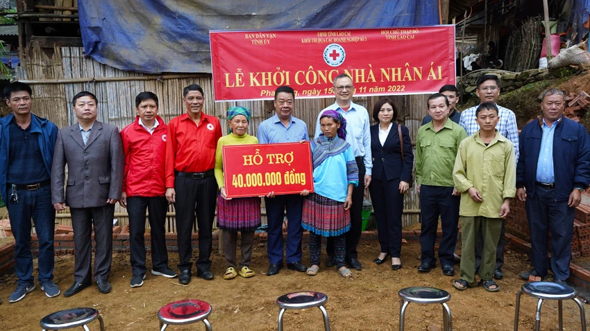 Đơn vị tài trợ trao kinh phí hỗ trợ xây dựng nhà nhân ái cho gia đình chị Ma Seo Súng.