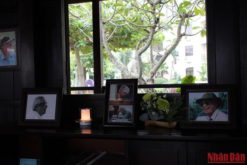 Gia đình Cố Thủ tướng Võ Văn Kiệt kể lại những kỷ niệm về ông với khách tham quan khu lưu niệm. Những hình ảnh Cố Thủ tướng Võ Văn Kiệt trưng bày trong căn nhà trong khu lưu niệm. Chiếc giường và ghế Cố Thủ tướng nghỉ ngơi trong căn nhà. Gia đình Cố Thủ tướng Võ Văn Kiệt kể lại những kỷ niệm về ông với khách tham quan khu lưu niệm. Những hình ảnh Cố Thủ tướng Võ Văn Kiệt trưng bày trong căn nhà trong khu lưu niệm. Chiếc giường và ghế Cố Thủ tướng nghỉ ngơi trong căn nhà.