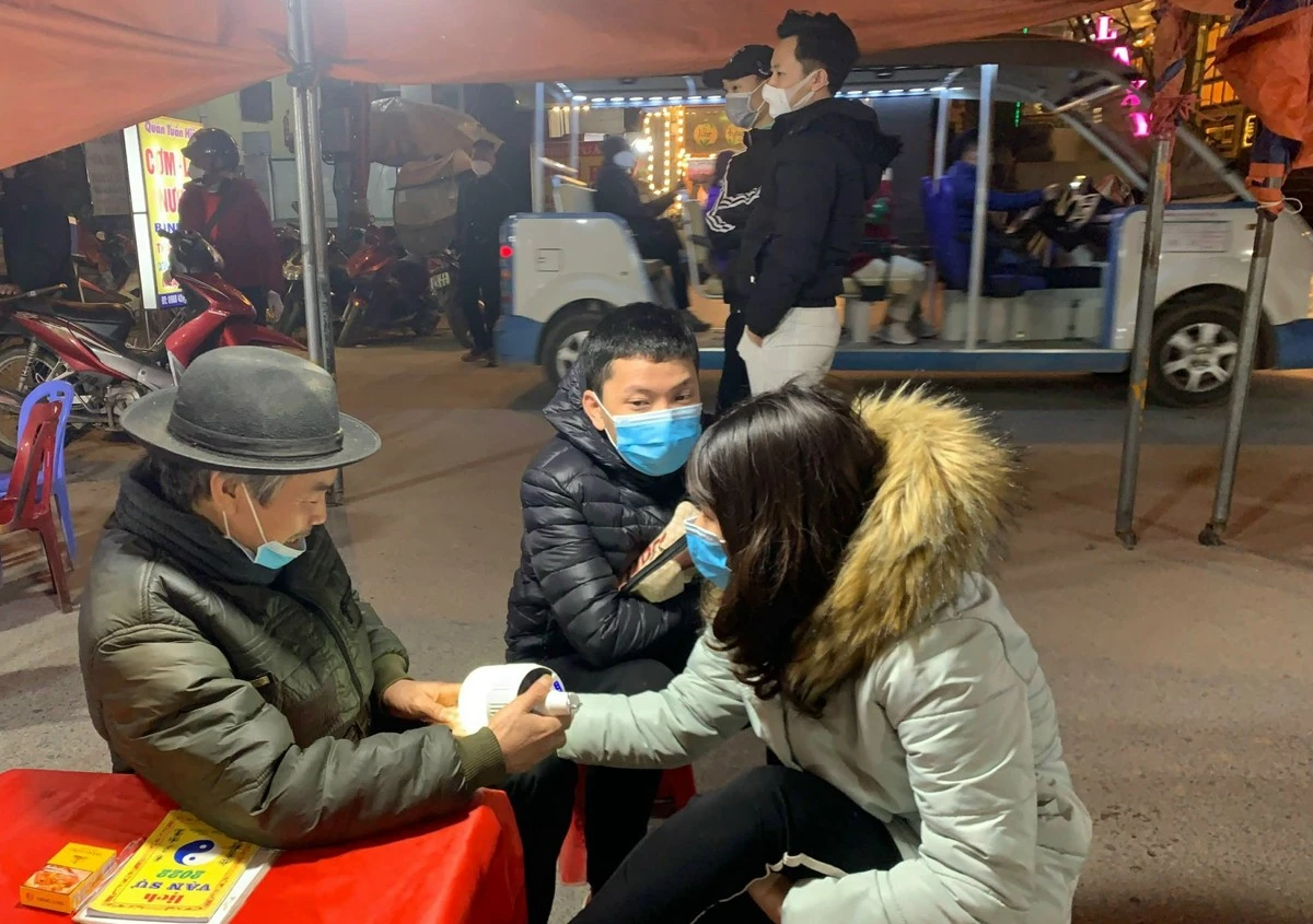 Nhiều du khách hiếu kỳ tại các điểm xem bói.