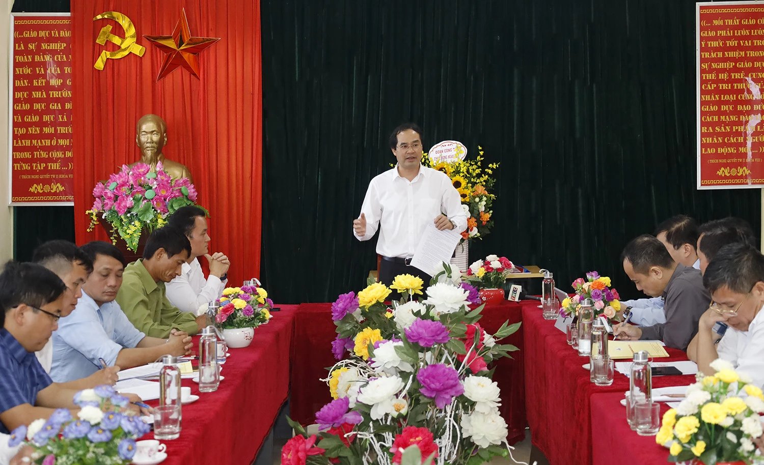 Chủ tịch UBND tỉnh Trịnh Xuân Trường phát biểu tại buổi làm việc với UBND xã Tả Thàng.