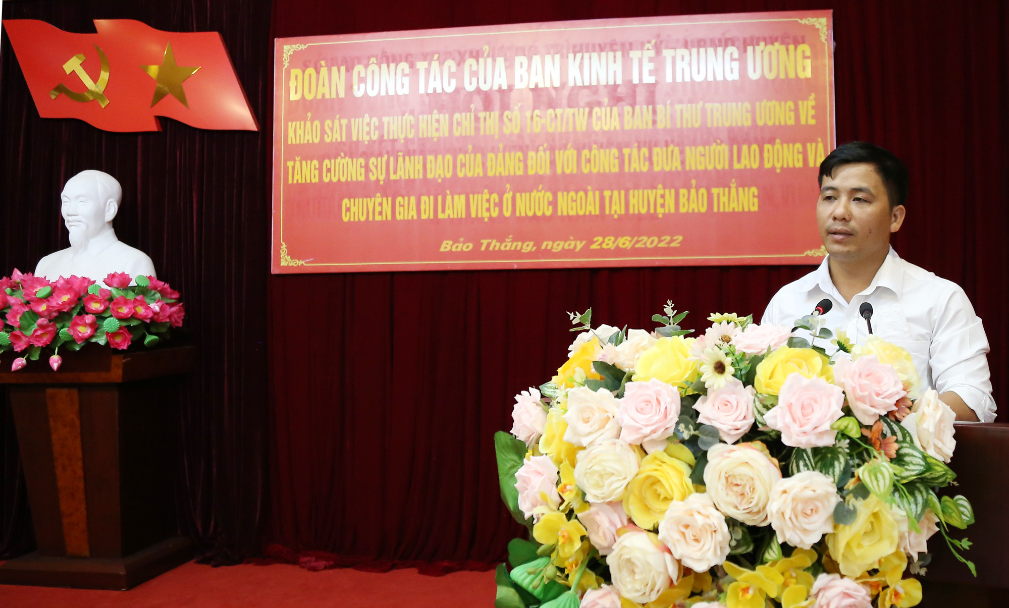 Lãnh đạo xã Phong Niên báo cáo kết quả thực hiện công tác đưa người lao động đi làm việc ở nước ngoài của xã.