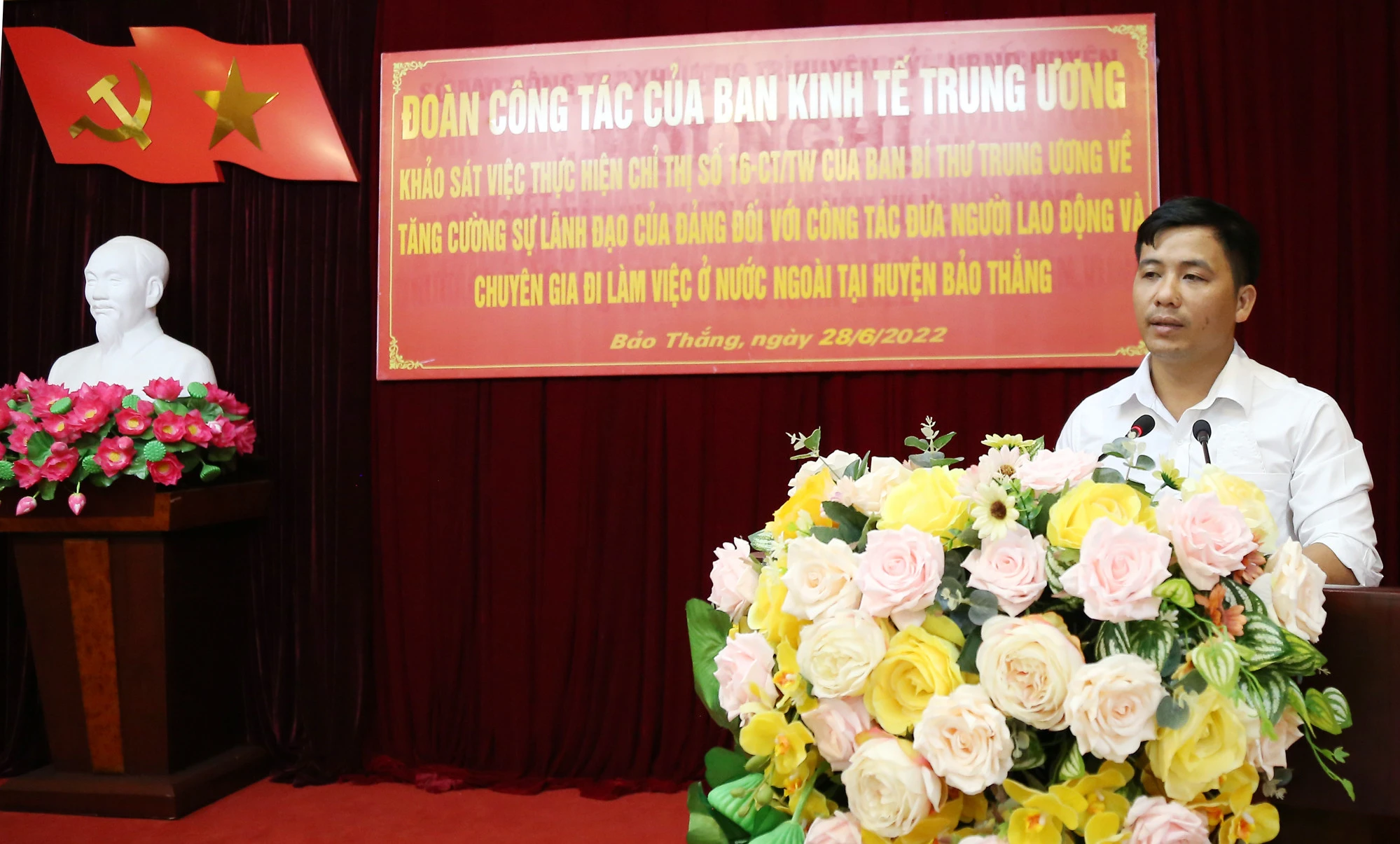 Lãnh đạo xã Phong Niên báo cáo kết quả thực hiện công tác đưa người lao động đi làm việc ở nước ngoài của xã.