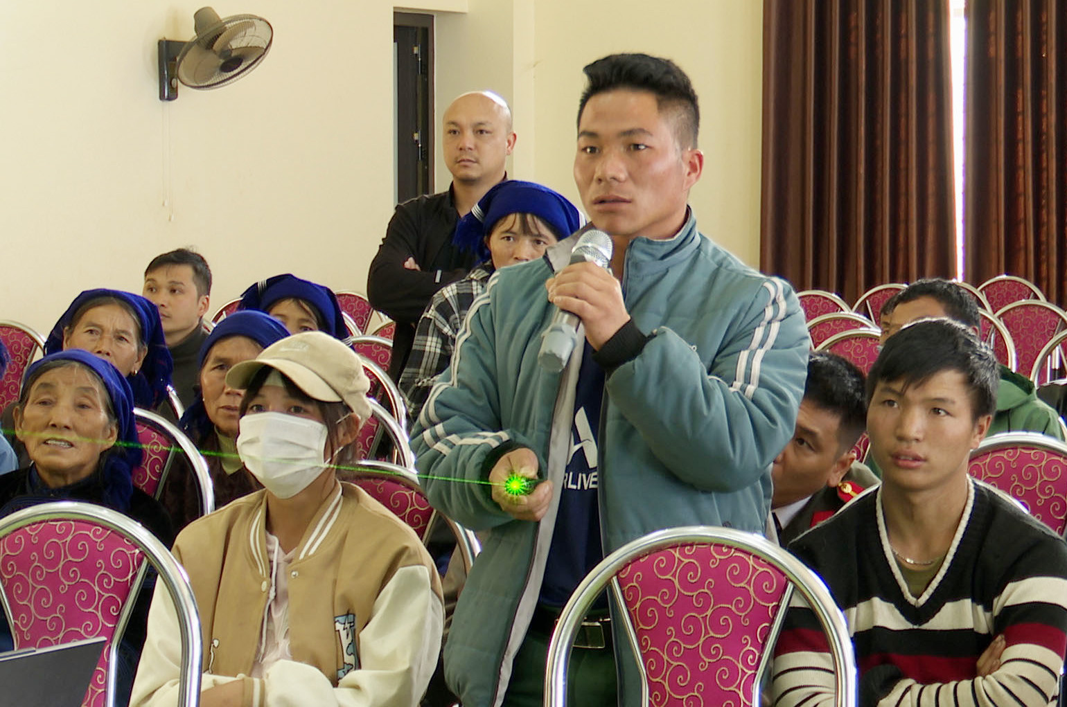 Đại diện hộ dân nêu ý kiến. Đại diện hộ dân nêu ý kiến.