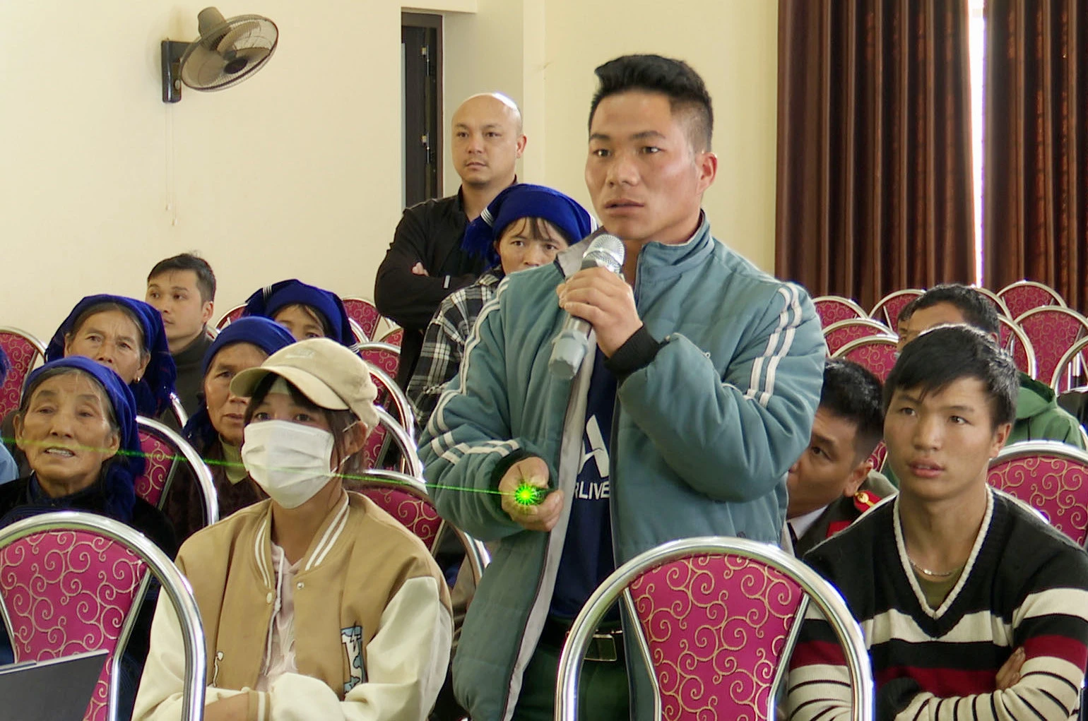 Đại diện hộ dân nêu ý kiến.