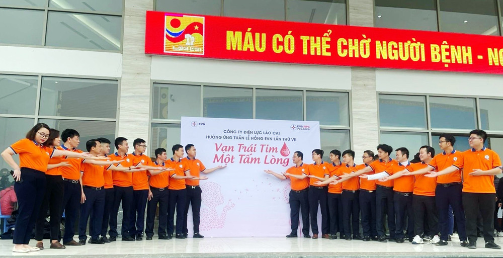 Cán bộ, người lao động Công ty Điện lực Lào Cai hướng về người cần máu với thông điệp “Vạn trái tim, một tấm lòng”.