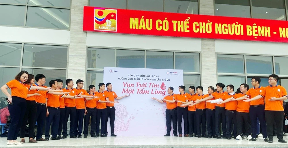 Cán bộ, người lao động Công ty Điện lực Lào Cai hướng về người cần máu với thông điệp “Vạn trái tim, một tấm lòng”.