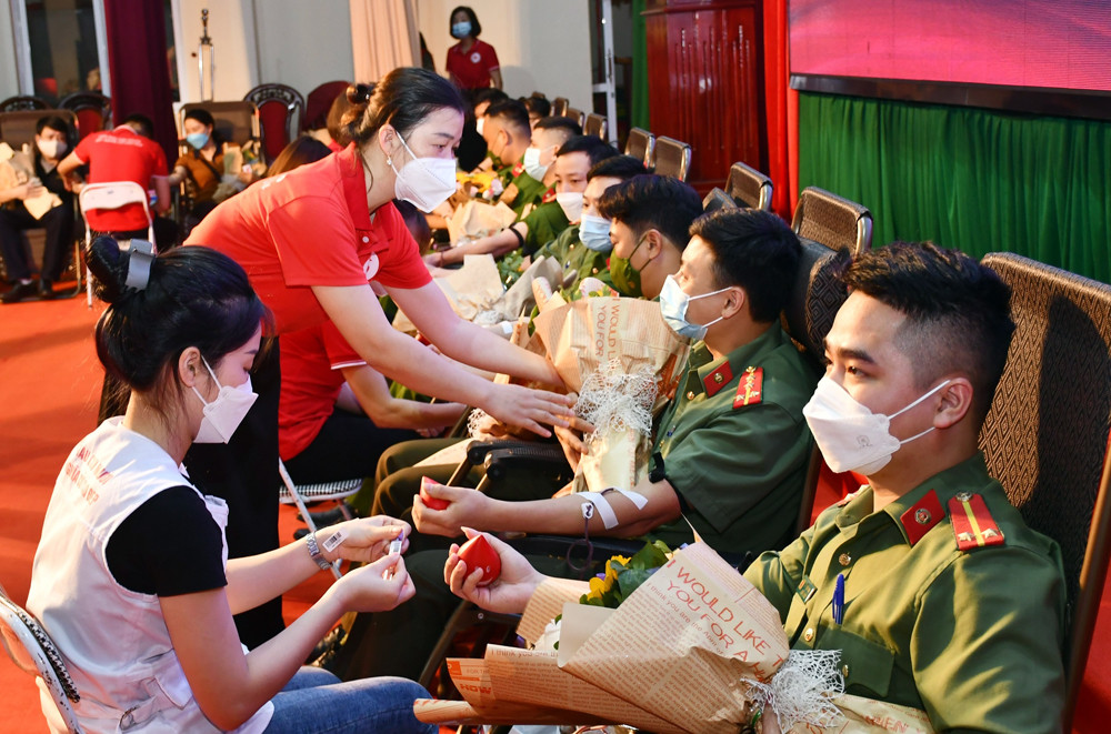 Cán bộ, chiến sỹ Công an tỉnh tham gia hiến máu tình nguyện.