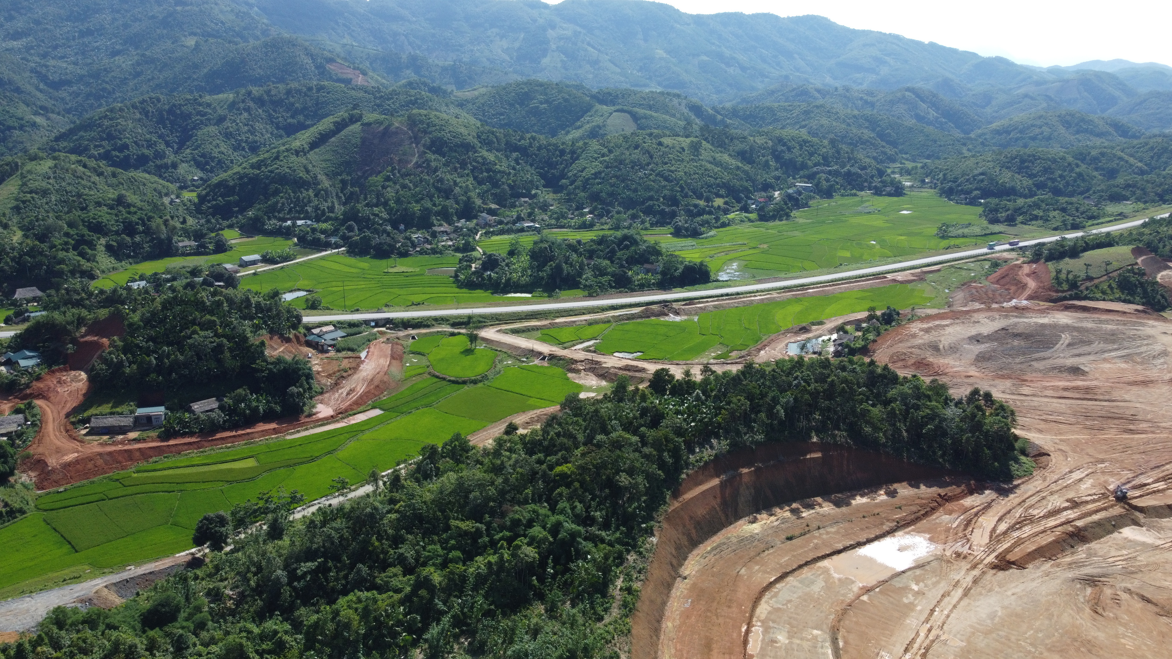 Khi giải phóng mặt bằng dự án Cảng Hàng không Sa Pa phát sinh nhiều tranh chấp đất đai do giấy tờ sai lệch với hiện trạng.