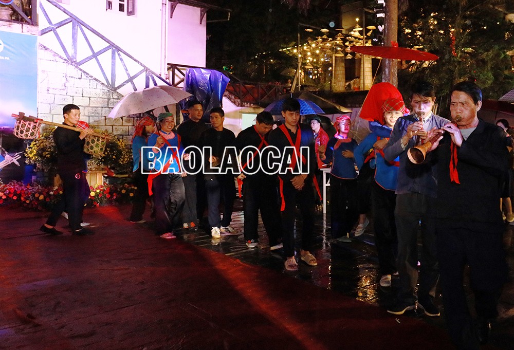 Tái hiện lễ rước dâu của người Giáy.