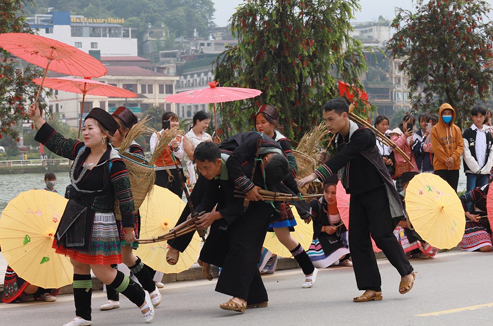Múa trống là tiết mục mới của người Dao đỏ. Phân cảnh đi chợ phiên, bắt vợ của đồng bào dân tộc Mông đã để lại ấn tượng rất tốt với du khách. Du khách tập trung theo dõi các tiết mục biểu diễn. Nhiều du khách quốc tế hòa vào dòng người tham gia Carnaval đường phố Sa Pa. Du khách thích thú nhảy sạp cùng người dân bản địa.