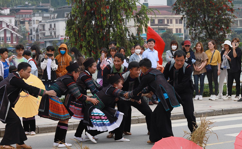 Múa trống là tiết mục mới của người Dao đỏ. Phân cảnh đi chợ phiên, bắt vợ của đồng bào dân tộc Mông đã để lại ấn tượng rất tốt với du khách. Du khách tập trung theo dõi các tiết mục biểu diễn. Nhiều du khách quốc tế hòa vào dòng người tham gia Carnaval đường phố Sa Pa. Du khách thích thú nhảy sạp cùng người dân bản địa.