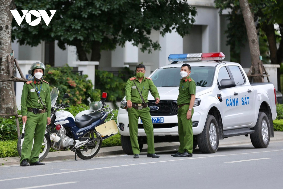 Lực lượng công an có mặt tại nhà riêng của ông Chu Ngọc Anh ảnh 1