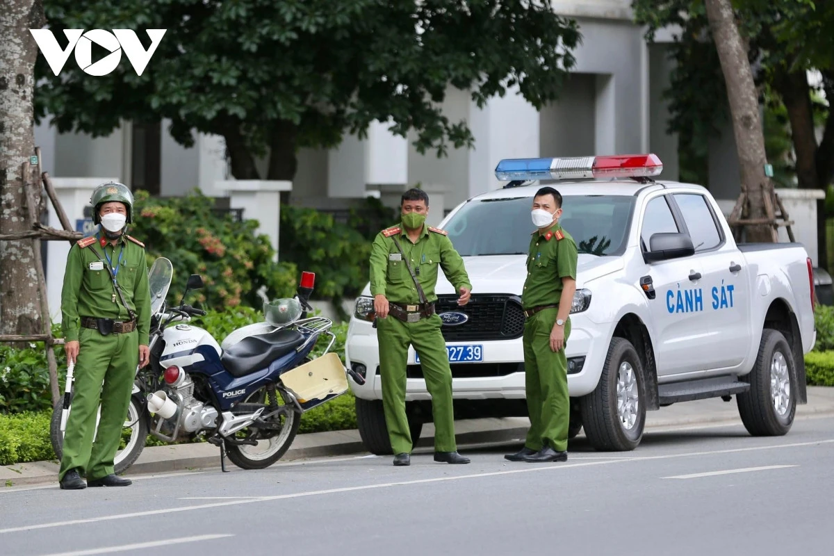 Lực lượng công an có mặt tại nhà riêng của ông Chu Ngọc Anh ảnh 1