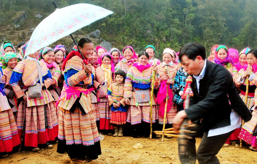 Quan tâm gìn giữ bản sắc dân tộc góp, phần xây dựng đời sống văn hóa lành mạnh sẽ góp phần đẩy lùi những hoạt động tôn giáo trái phép.