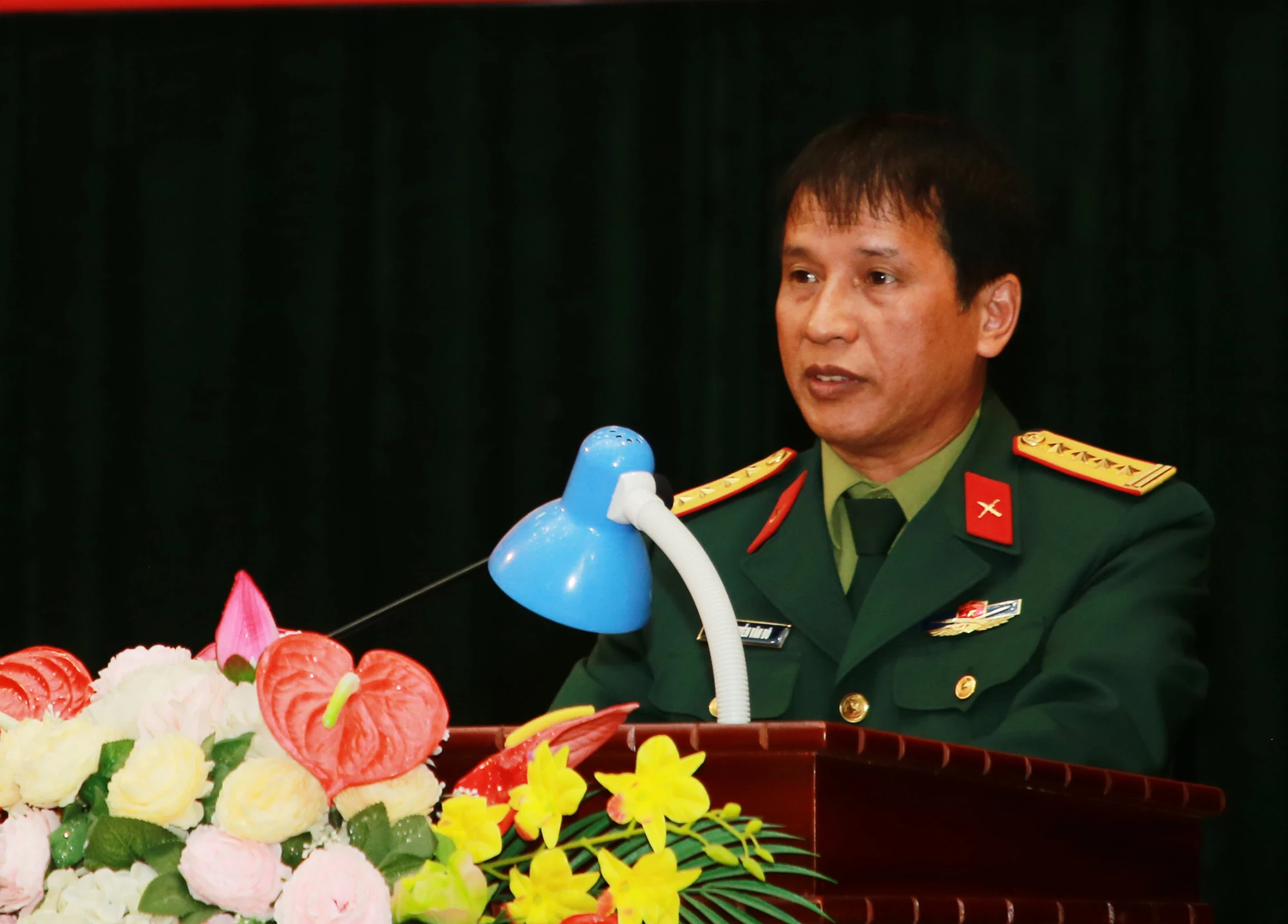 Lãnh đạo Bộ Chỉ huy Quân sự tỉnh trình bày báo cáo công tác quốc phòng, quân sự; giáo dục quốc phòng và an ninh năm 2022.