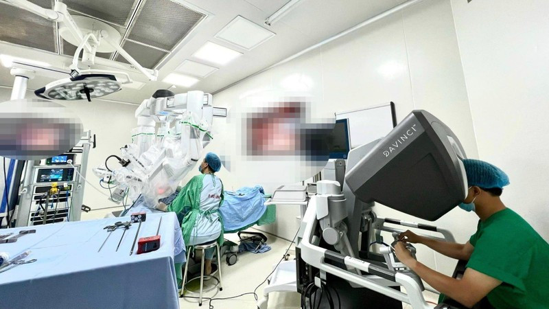 Phẫu thuật robot cắt tuyến giáp qua tiền đình. Phẫu thuật robot cắt tuyến giáp qua tiền đình.