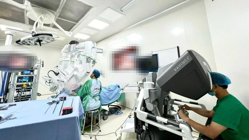 Phẫu thuật robot cắt tuyến giáp qua tiền đình.