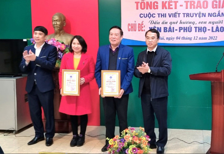 Ban tổ chức cuộc thi trao giải cho các tác giả. Ban tổ chức cuộc thi trao giải cho các tác giả.