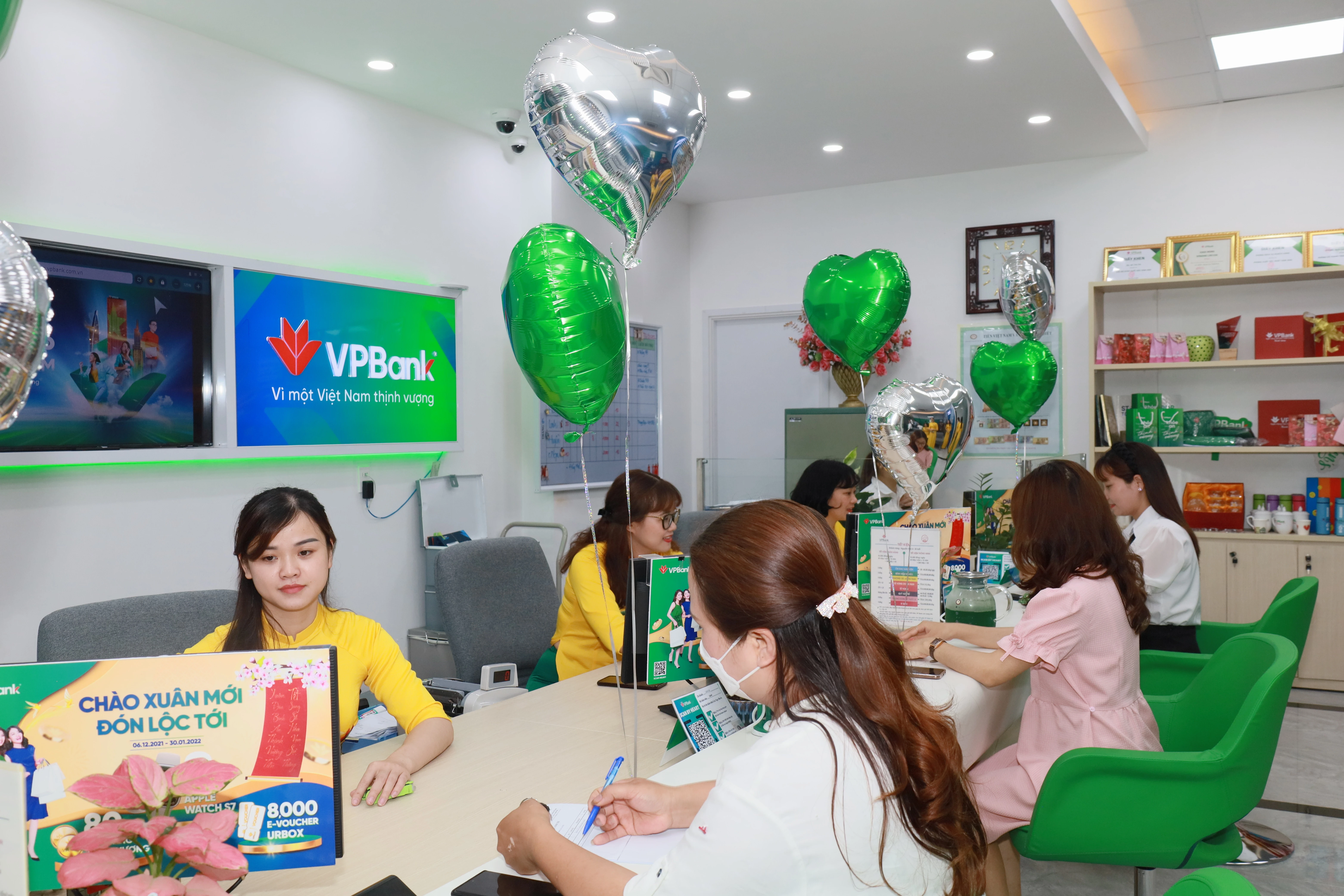 Nhân viên Ngân hàng thương mại cổ phần Việt Nam Thịnh Vượng (VPBank) Chi nhánh Lào Cai tư vấn cho khách hàng các sản phẩm tiền gửi.