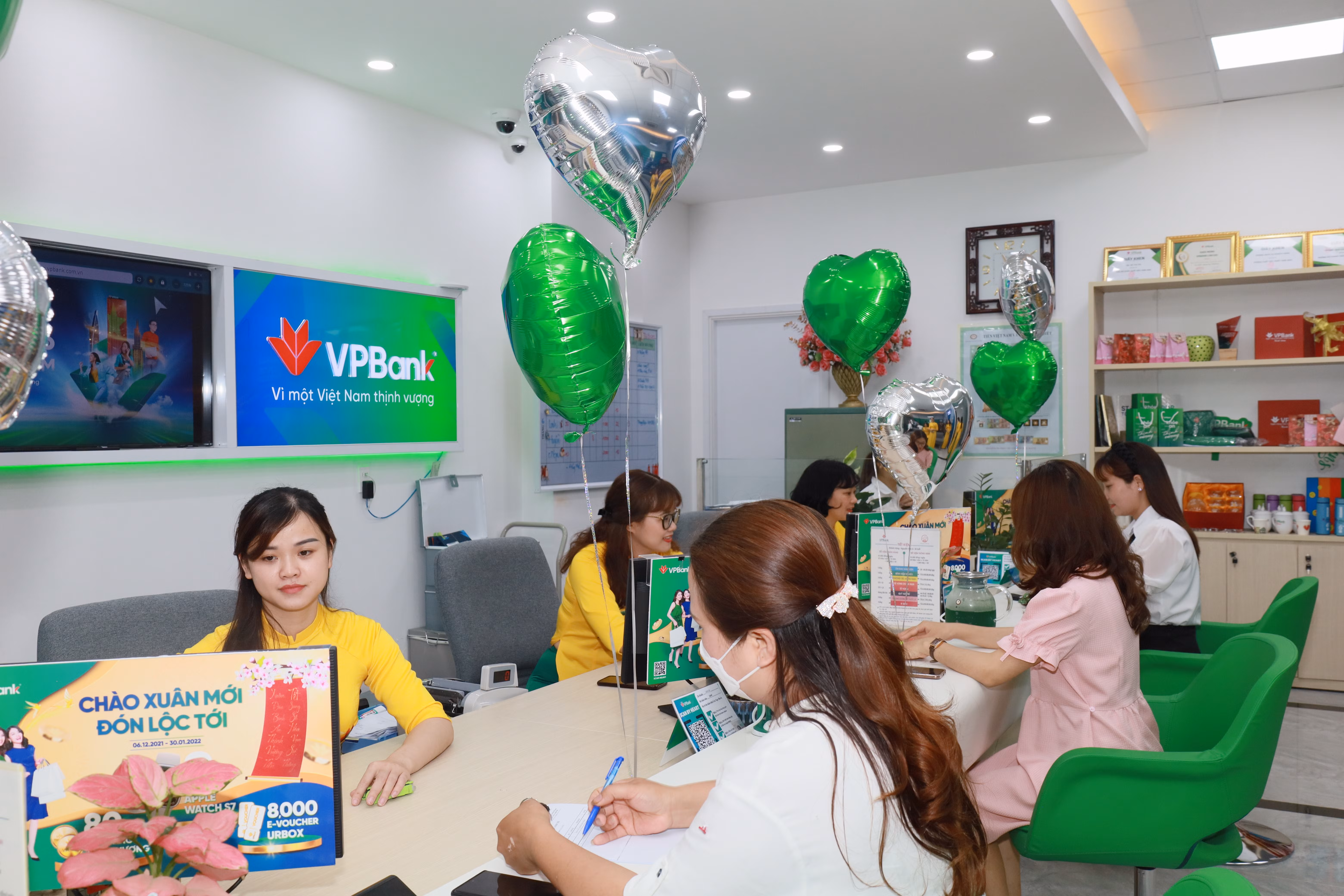 Nhân viên Ngân hàng thương mại cổ phần Việt Nam Thịnh Vượng (VPBank) Chi nhánh Lào Cai tư vấn cho khách hàng các sản phẩm tiền gửi.