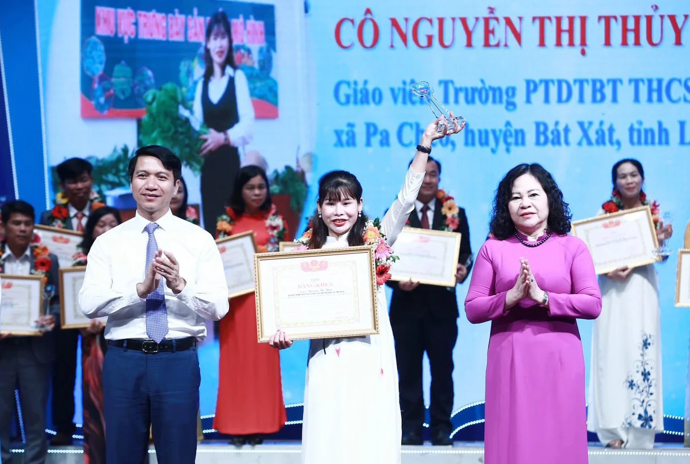 Cô Nguyễn Thị Thủy được vinh danh trong chương trình “Chia sẻ cùng thầy cô năm 2022”.