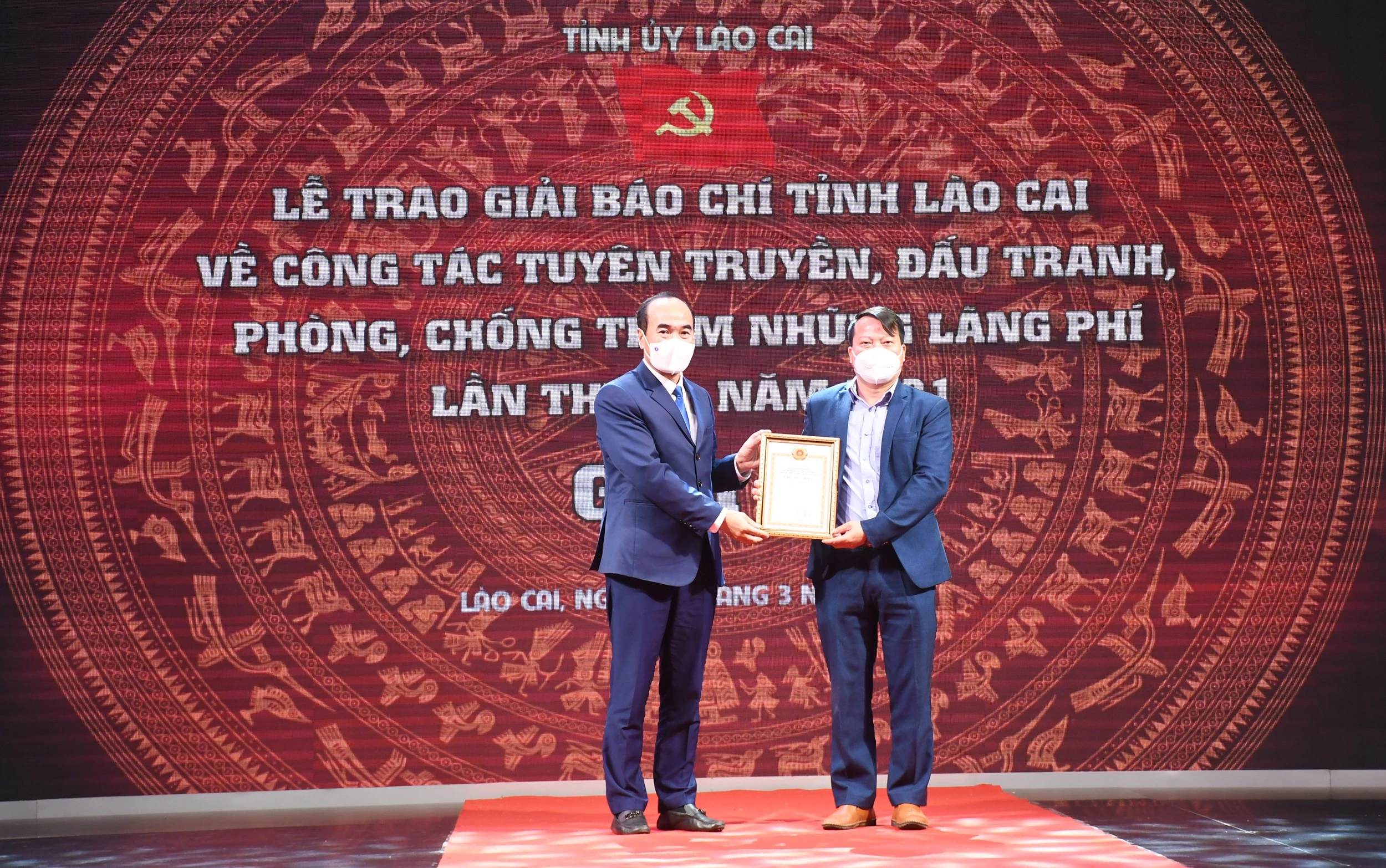 Phó Bí thư Thường trực Tỉnh ủy Vũ Xuân Cường trao giải A cho đại diện nhóm tác giả của Báo Lào Cai đoạt giải A giải Báo chí với công tác tuyên truyền, đấu tranh phòng, chống tham nhũng, lãng phí tỉnh Lào Cai, lần thứ Nhất, năm 2021.