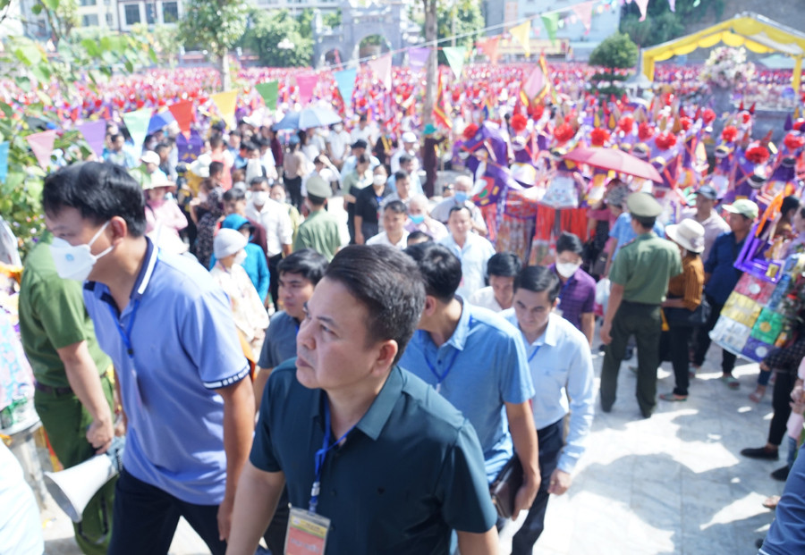 Diễn xướng hầu giá ông Hoàng Bảy. Du khách thập phương về dự Lễ hội đền Bảo Hà năm 2022.