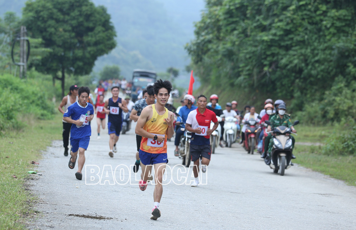 Khai mạc Giải chạy bán Marathon “Về thượng nguồn Lũng Pô - Nơi con sông Hồng chảy vào đất Việt” ảnh 6