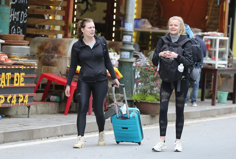 Du khách thích thú trải nghiệm ngày rét lạnh giữa mùa hè ở Sa Pa ảnh 4