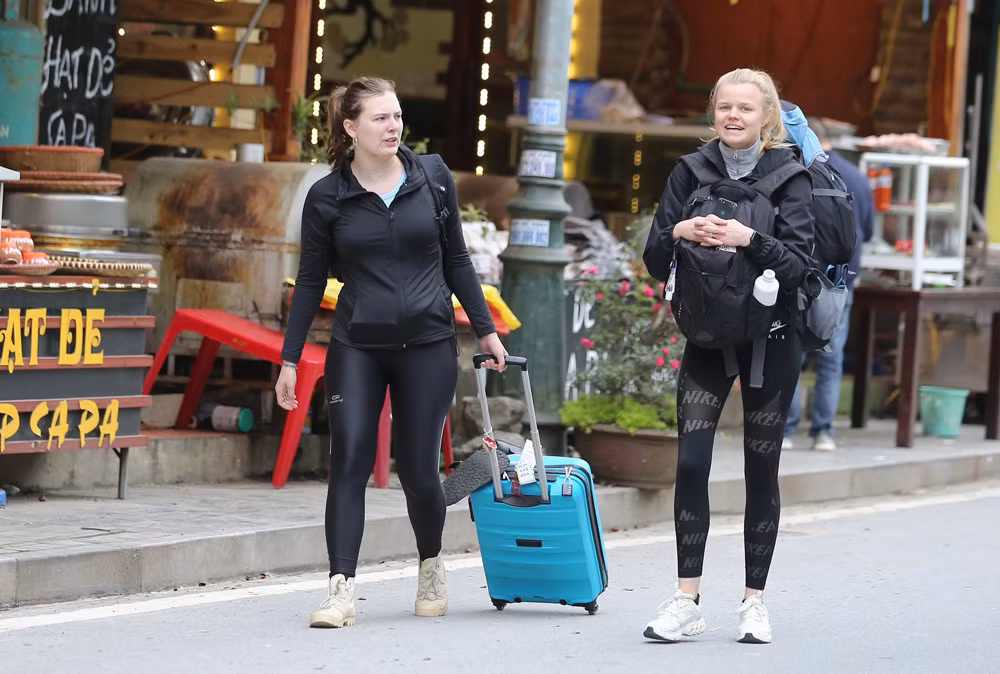 Du khách thích thú trải nghiệm ngày rét lạnh giữa mùa hè ở Sa Pa ảnh 4