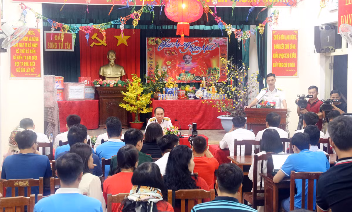 Đại diện lãnh đạo Lữ đoàn 146, Vùng 4 Hải quân trò chuyện với cán bộ, chiến sỹ và Nhân dân đảo Song Tử Tây.