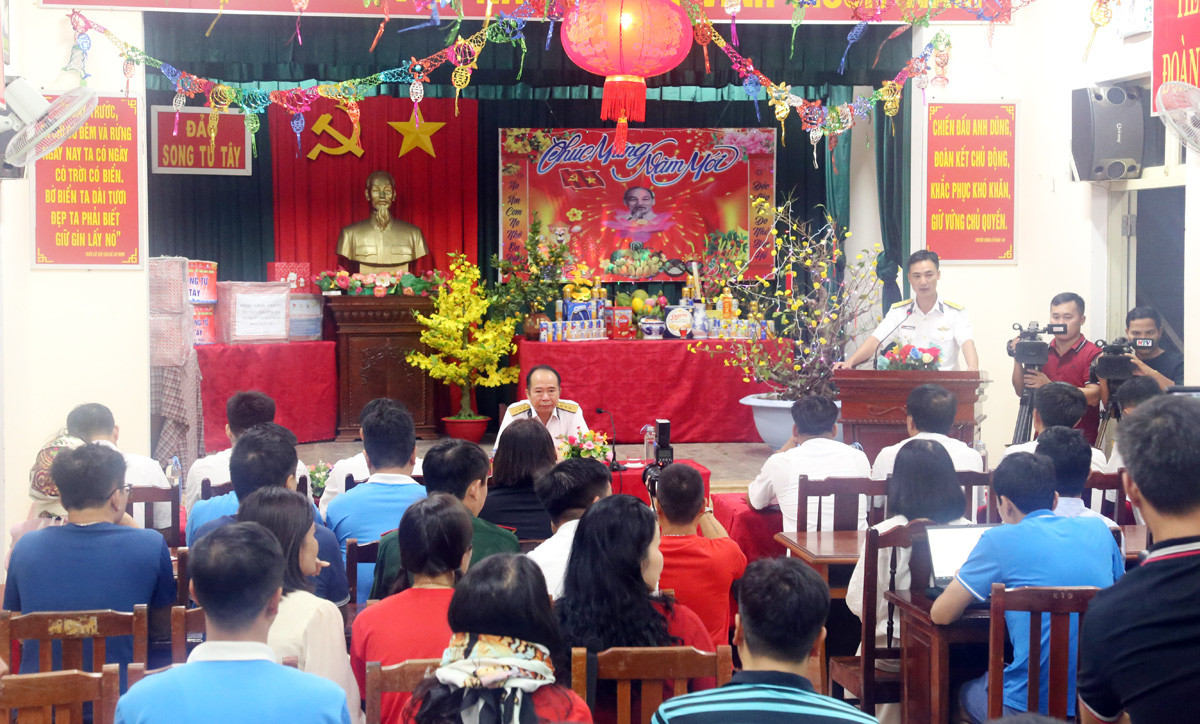 Đại diện lãnh đạo Lữ đoàn 146, Vùng 4 Hải quân trò chuyện với cán bộ, chiến sỹ và Nhân dân đảo Song Tử Tây.