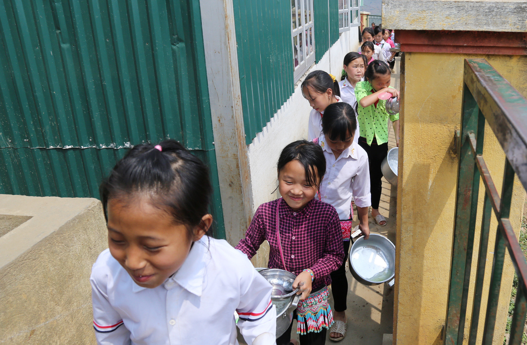 Học sinh vùng II, vùng III hoàn thành nông thôn mới tiếp tục được hỗ trợ tiền ăn và tài liệu học tập ảnh 1