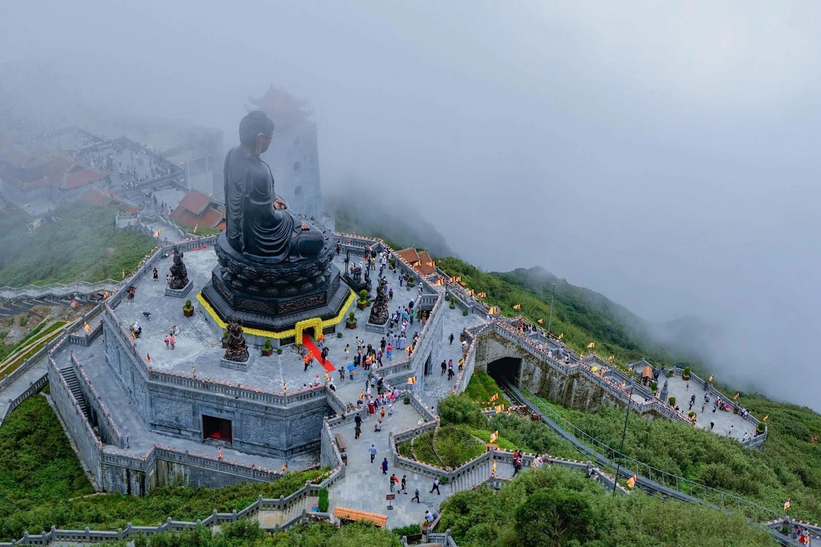 Mùa Vu Lan báo hiếu, phật tử tìm về đỉnh thiêng Fansipan bái Phật, cầu bình an tới đấng sinh thành ảnh 1