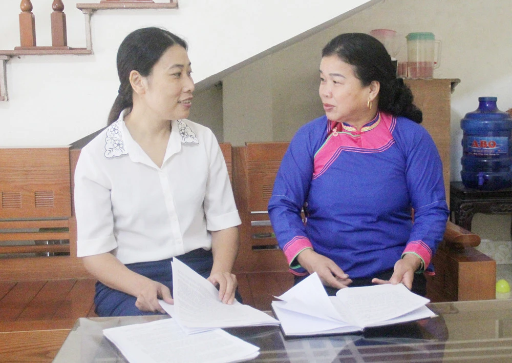 Chị Lê Thị Thu, Chủ tịch Hội Phụ nữ xã Cốc San (trái ảnh) trao đổi, nắm tình hình tại Chi hội Phụ nữ thôn Luổng Đơ.
