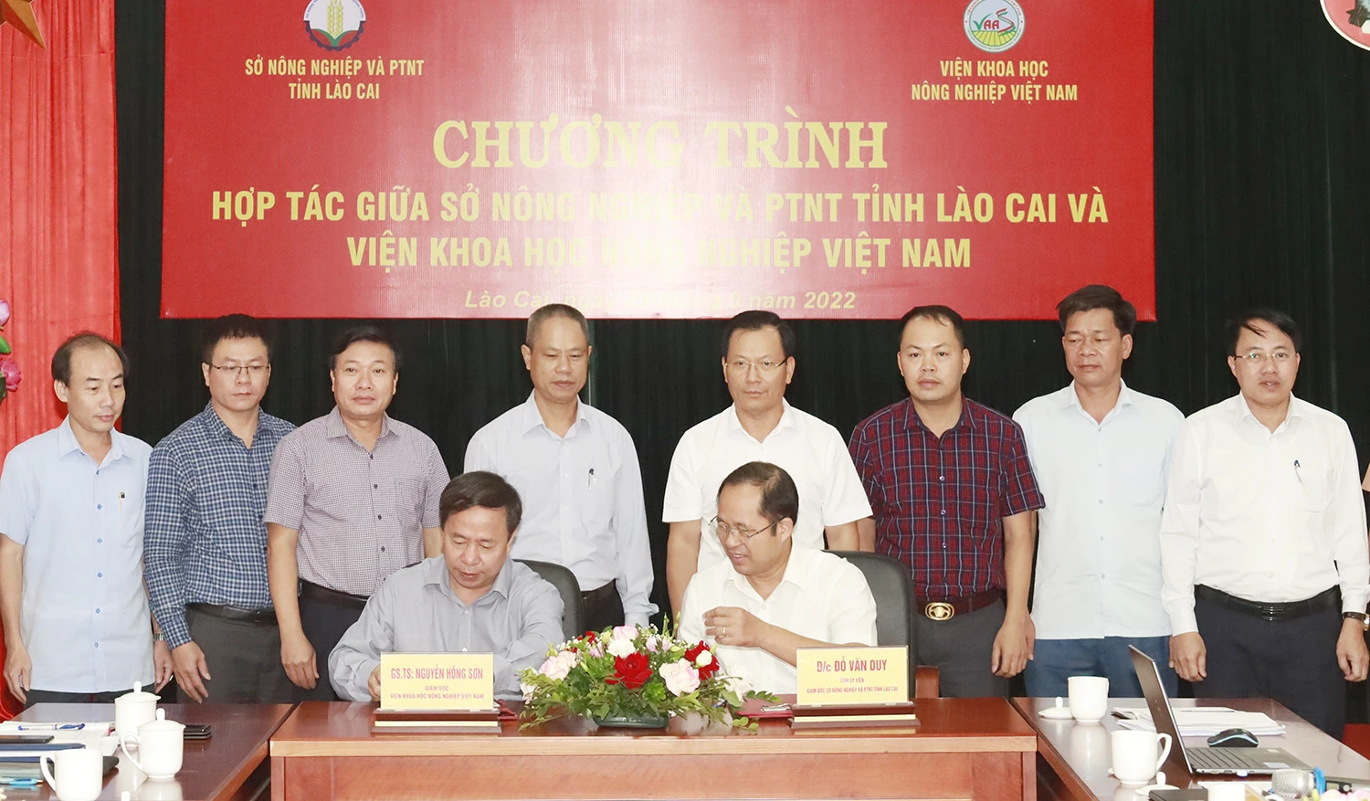 Đại diện Viện Khoa học Nông nghiệp Việt Nam và Sở Nông nghiệp và Phát triển nông thôn tỉnh ký kết biên bản ghi nhớ.