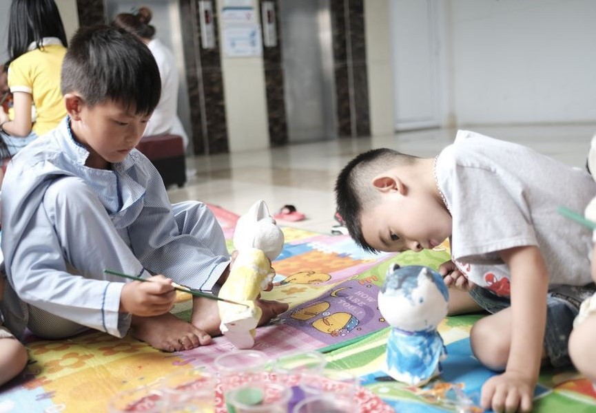 Bệnh viện Đa khoa Hưng Thịnh mời nghệ sỹ tạo hình bóng bay đến bệnh viện làm tặng các em những chùm bóng bay nhiều hình thù ngộ nghĩnh, các bệnh nhi cũng hào hứng tham gia trò chơi tô tượng.