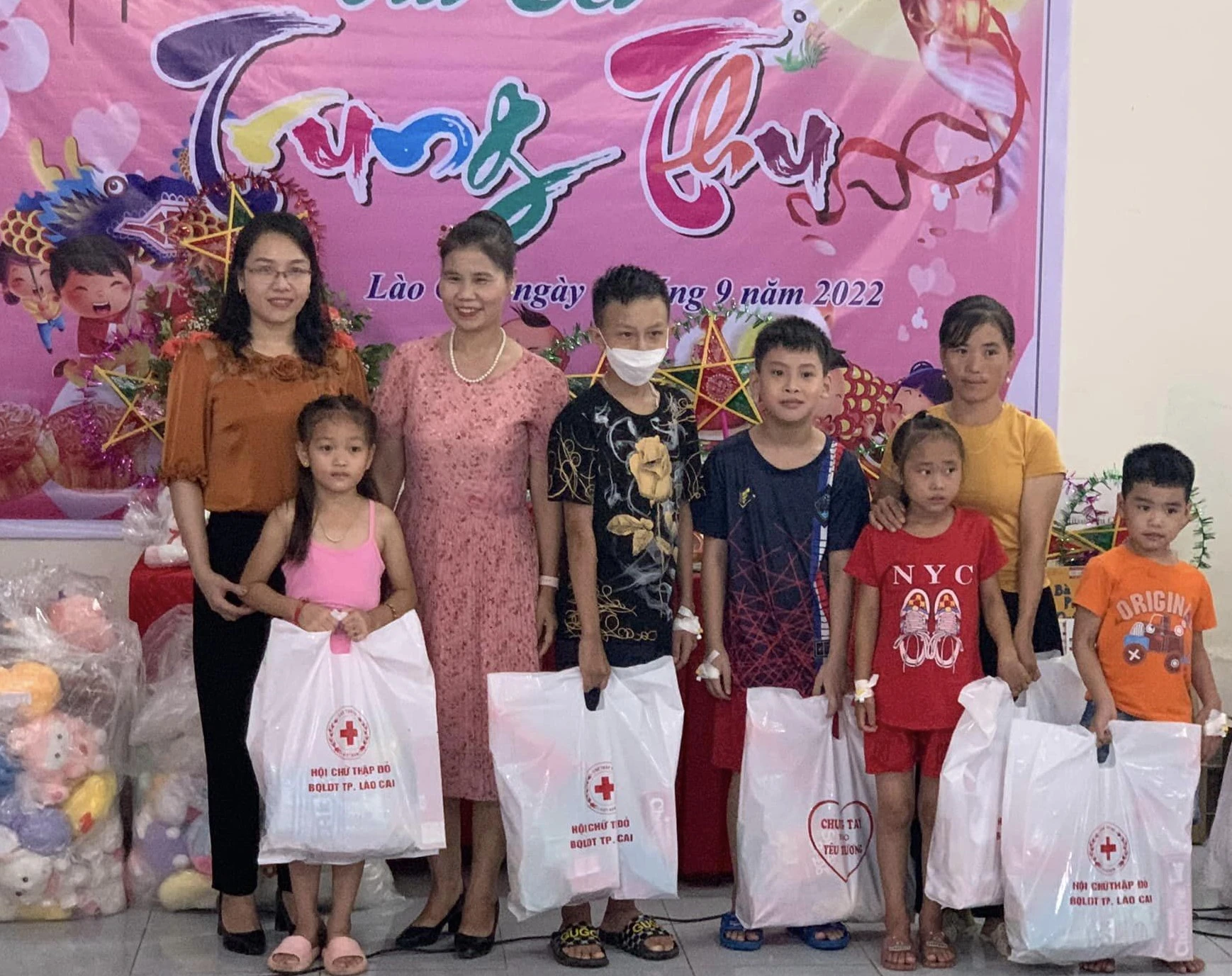 Bệnh viện Đa khoa tỉnh tổ chức chương trình liên hoan, tặng quà bệnh nhi đang điều trị tại bệnh viện với tổng kinh phí 40 triệu đồng; đồng thời, trao tặng 20 phần quà (trị giá 200 nghìn đồng) cho 20 bệnh nhi.